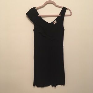 Black sleeveless dress with ruffle